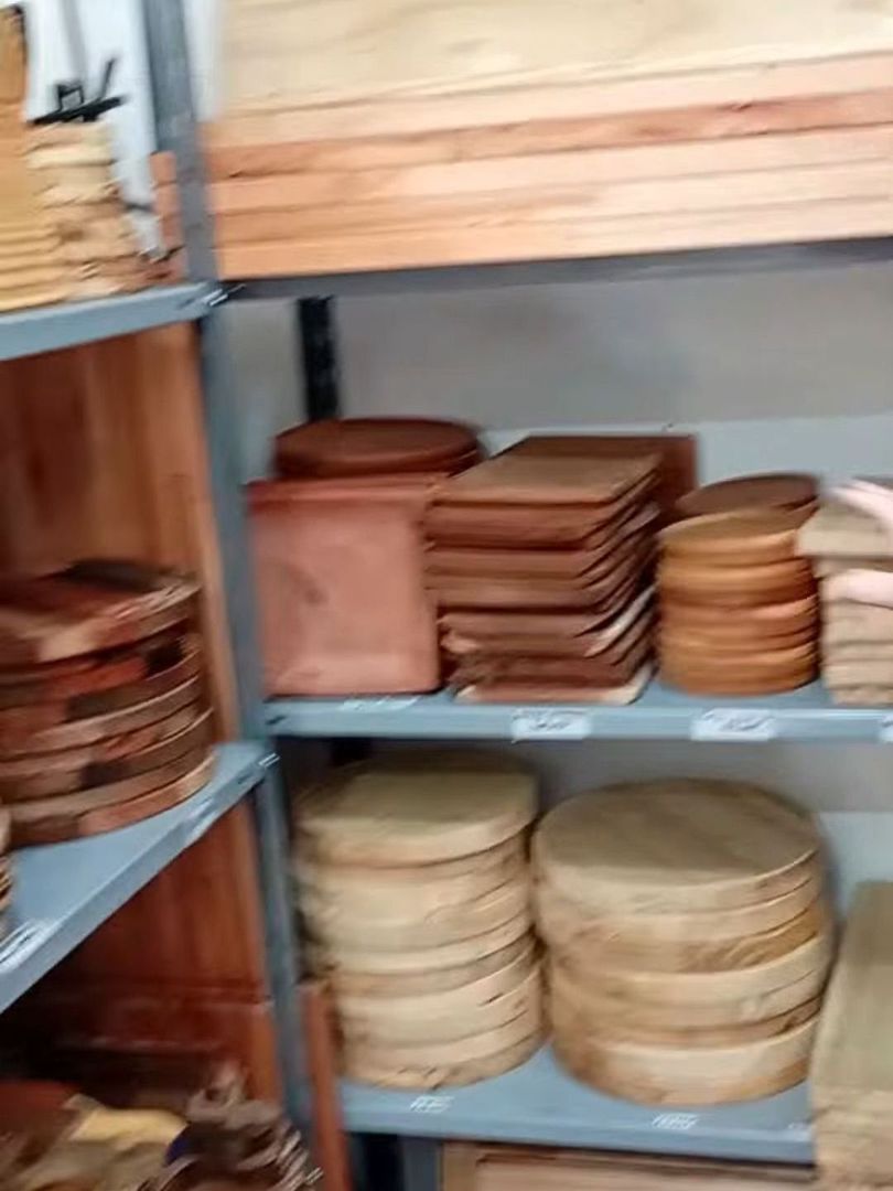 Tablas y platos de madera artesanales