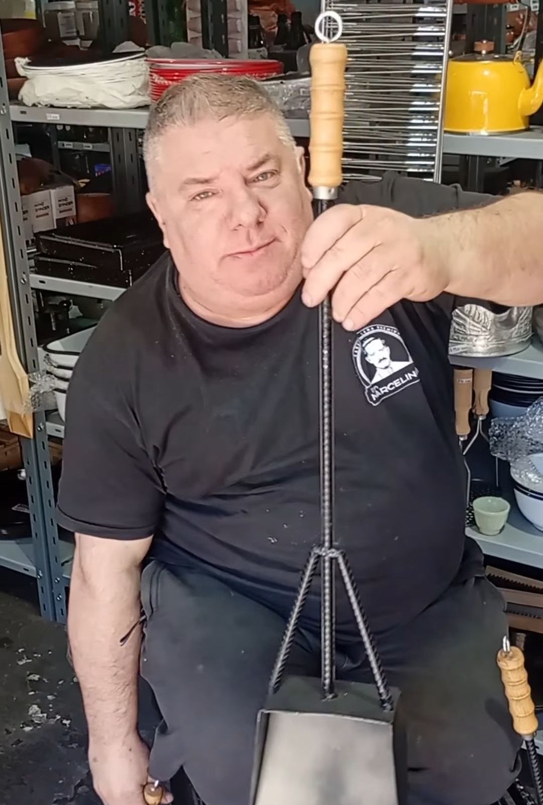 Martín Calvo con una pala y un atizador en el local de Don Marcelino